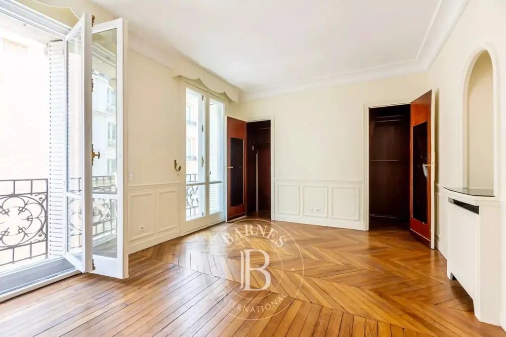 Toad - Corner Apartment with East View in Paris 8e