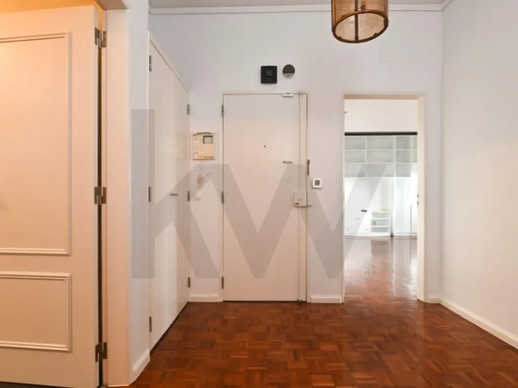 Esik - Luxury Flat with Generous Space in Lisbon
