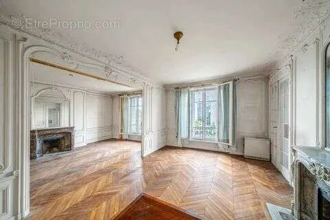Elutuba - Paris Apartment with Balcony in 6th Arrondissement