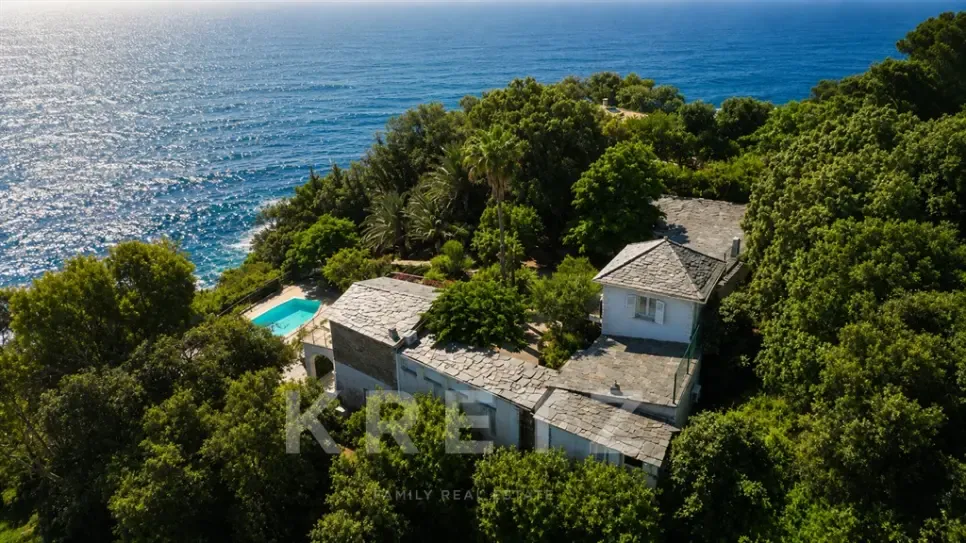 Vue aérienne - Villa Pieds dans l'eau avec Crique Privée à Erbalunga