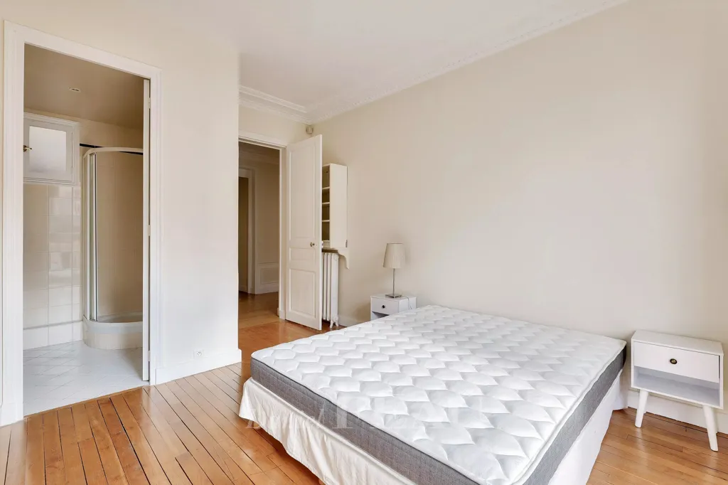 Bedrooms - Luxury Apartment with Balcony in Paris 16th