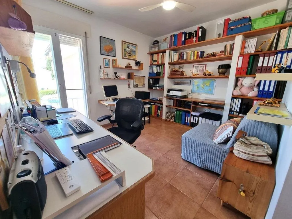 Kabinet - Corner Luxury House with Pool Potential in San Pedro