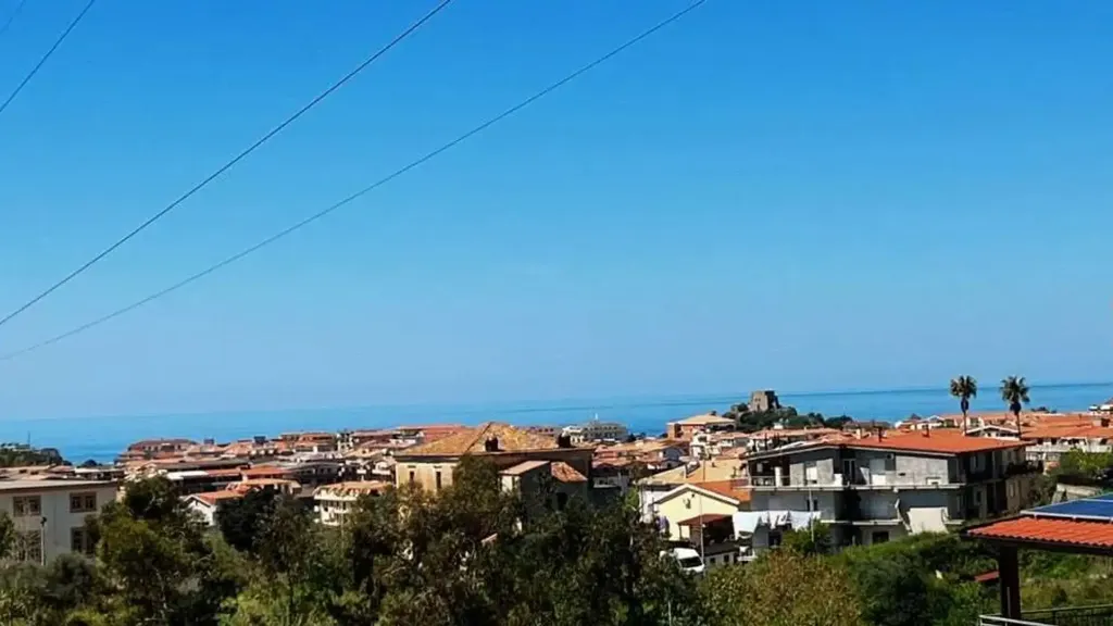 Rõdu - Panoramic Apartment with Balcony in Scalea
