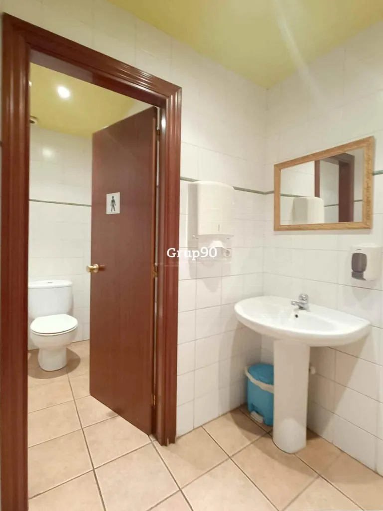 Bathrooms - Restaurant for Rent with Terrace in Lleida