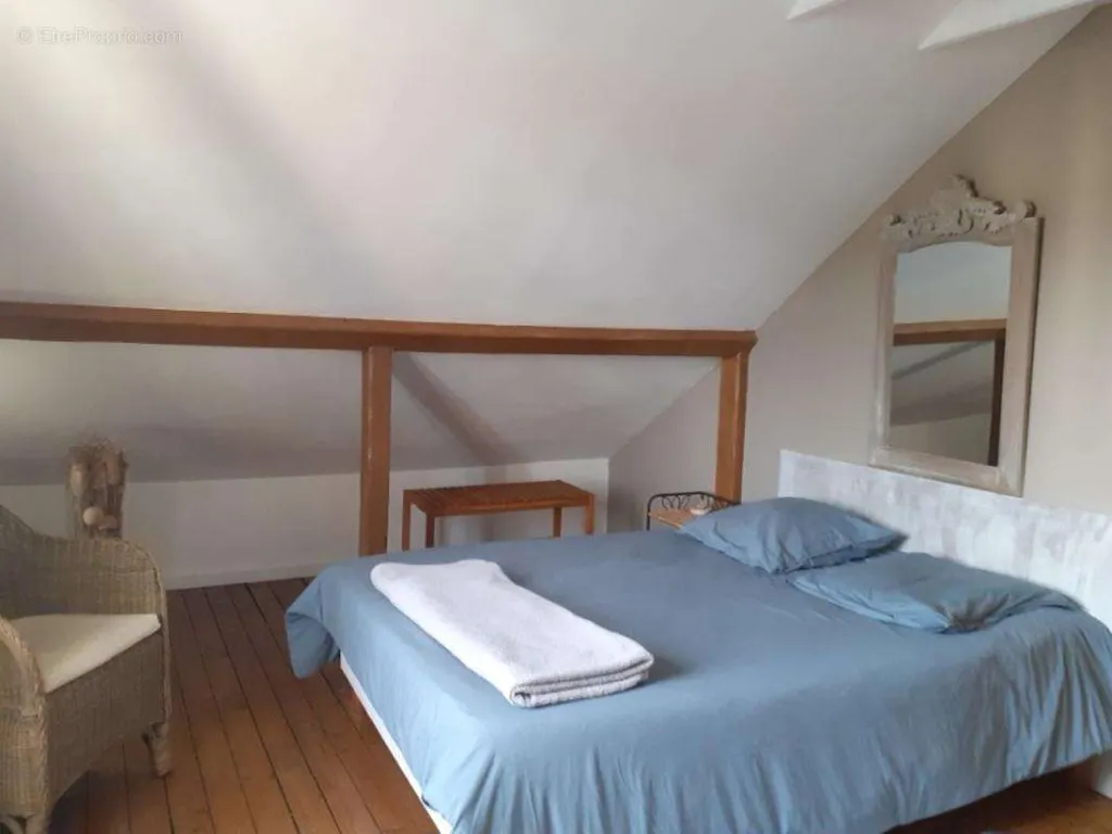 Chambres - Maison de 7 Pièces avec Jardin au Centre Ville de Chelles