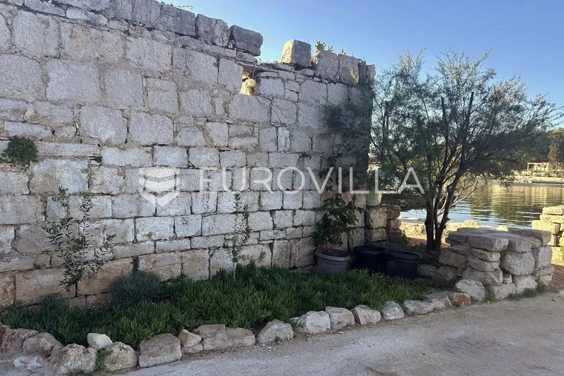 Giardino - Partially Renovated Stone House, Seafront in Prvić Luka