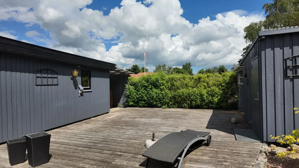 Terrazza - Well-Built Summerhouse with Garden in Skellet