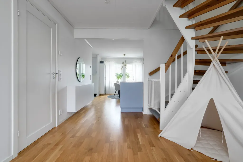Entrée - Modern Apartment with Balcony in Ekeby-Almby