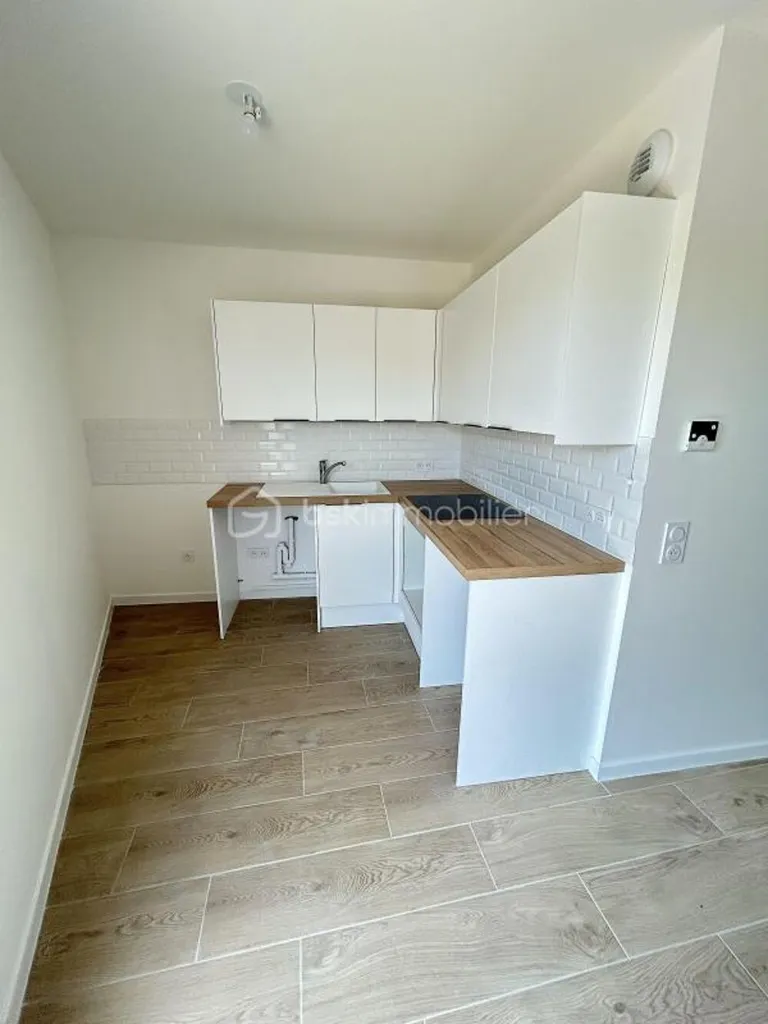Kitchen - New 3-Piece Flat with Balcony near RER A