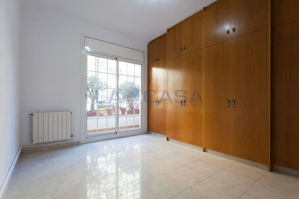 Toad - Flat with Balcony in Camp del Arpa, Barcelona