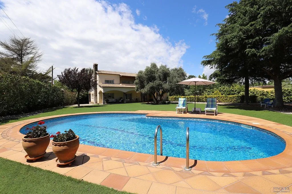 Piscine - Villa with Pool and Buildable Plot in Caldes de Malavella