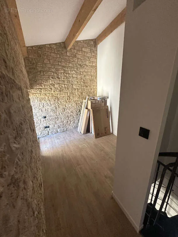 Pièces - Maison de Village en Pierre avec Cour à Mouriès