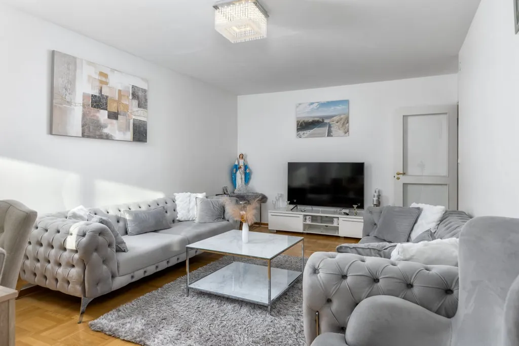 Séjour - Spacious Apartment with French Balcony in Blombacka