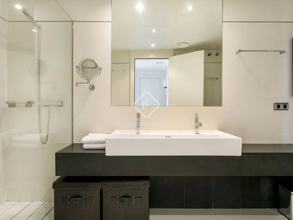 Bathrooms - Contemporary Apartment with Sea Views in Diagonal Mar
