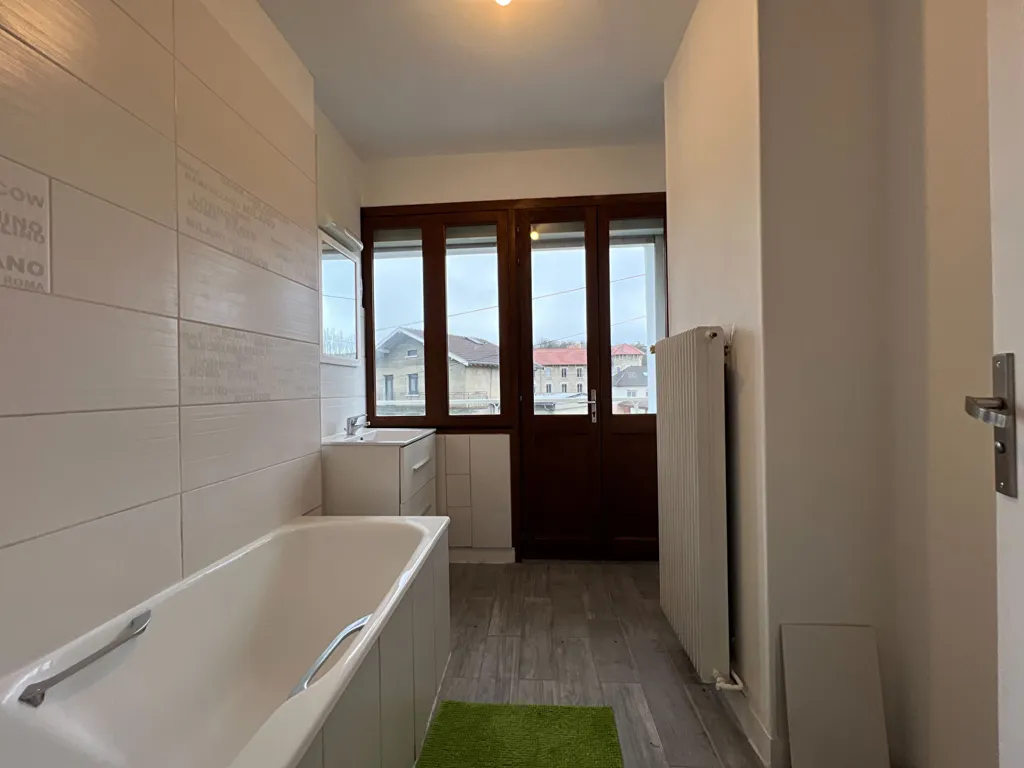 Salles de bain - Appartement avec Jardin et Garage à Bar-le-Duc