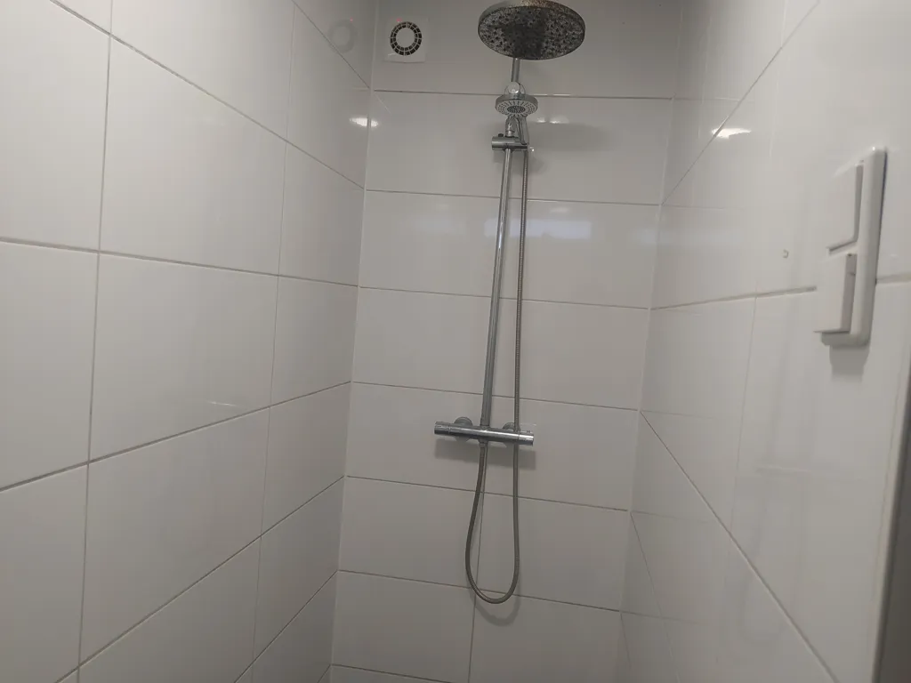 Salles de bain - Studio Apartment in 4-Bedroom Flat