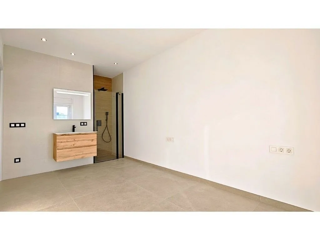 Bathrooms - Modernised Chalet with Pool in Empuriabrava