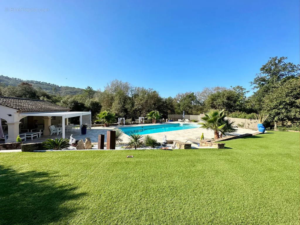 Piscine - Villa Rénovée avec Piscine au Muy