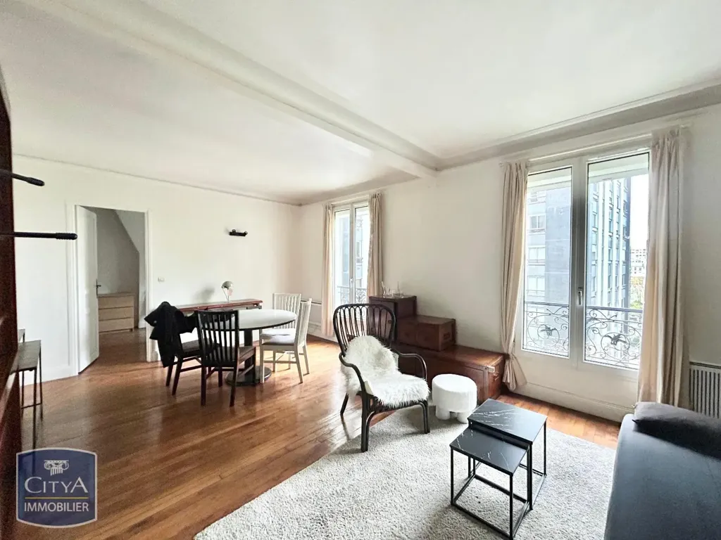 Séjour - Appartement meublé avec vue jardin à Paris 19e