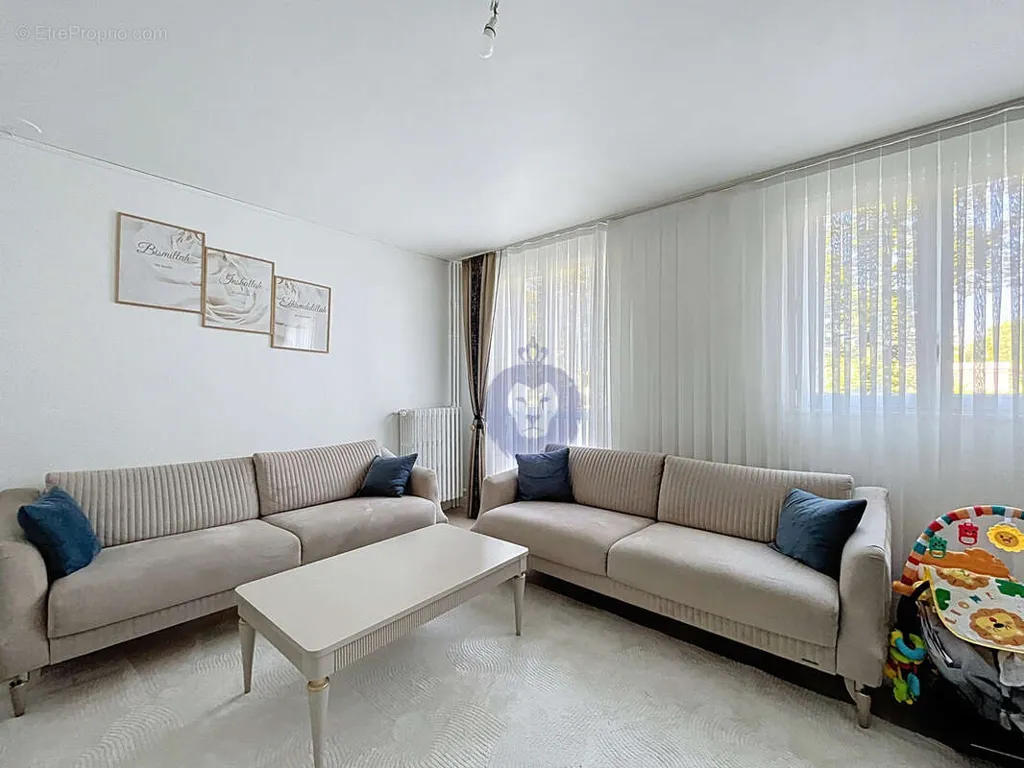 Séjour - Appartement 4 Pièces avec Parking à Melun