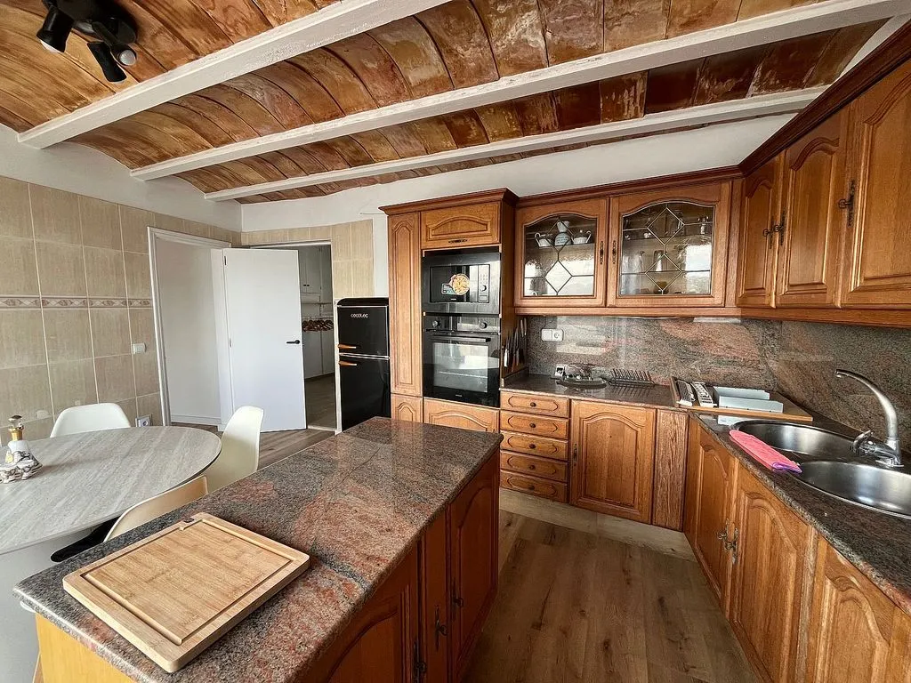 Kitchen - Apartment with Sea View and Pool in Cala de Bou