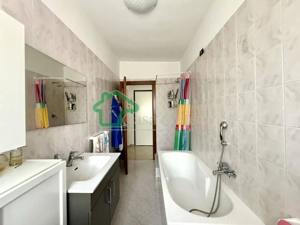 Salles de bain - Bifamiliar Villa with Private Garden in Secugnago