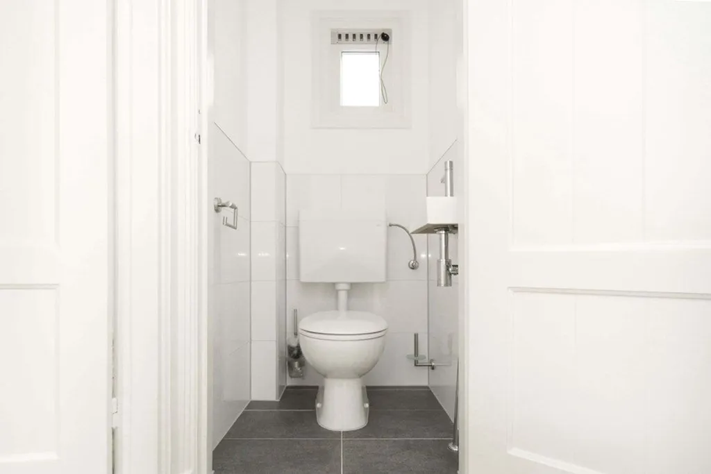 Salles de bain - Bright Four-Room Apartment near De Fahrenheit, The Hague