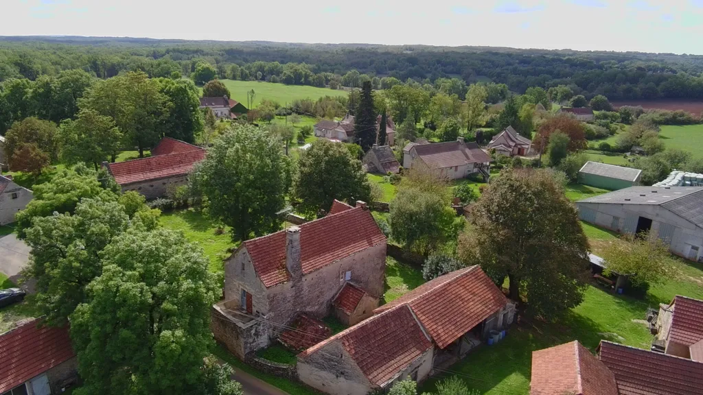 Vue aérienne - Ensemble en Pierre dans un Hameau Calme