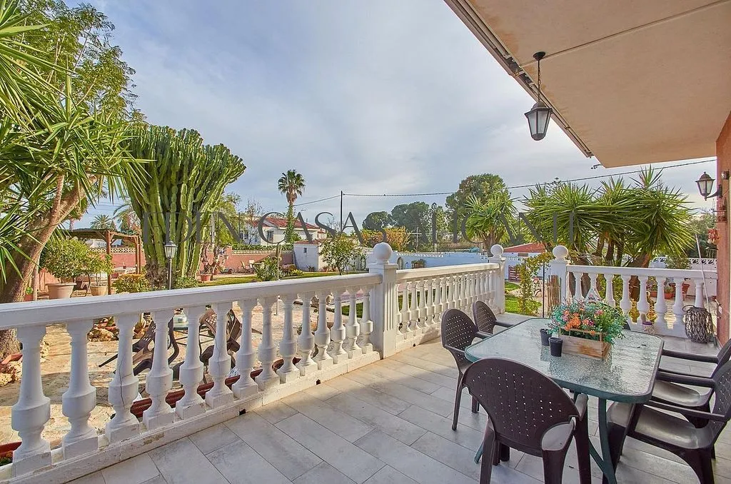 Terrass - Classic Chalet with Pool in Mutxamel
