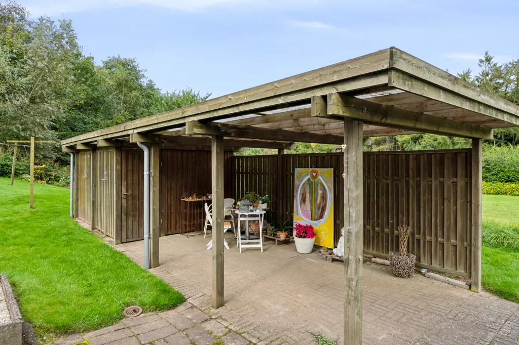Garage - Villa with Garden in Løgstrup