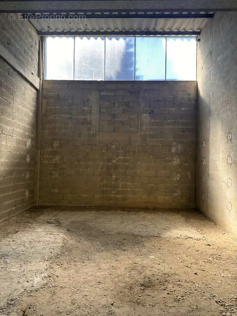 Pièces - Bâti à Rénover avec Deux Places de Parking à Meynes