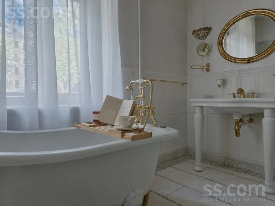 Vannitoad - 4-Bedroom Apartment with Balcony in Riga Centre