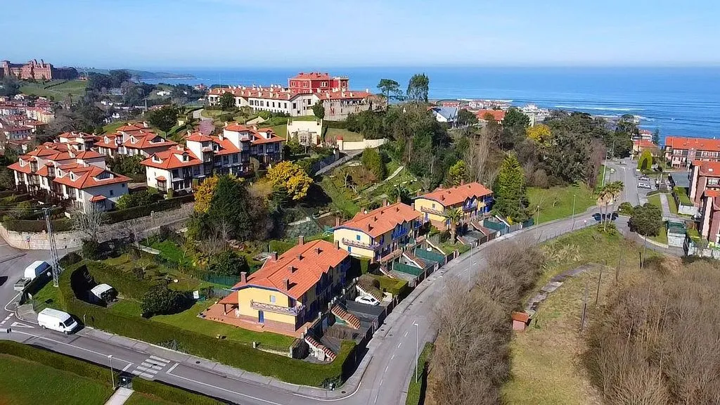 Õhuvaade - Terraced House with Pool in Comillas