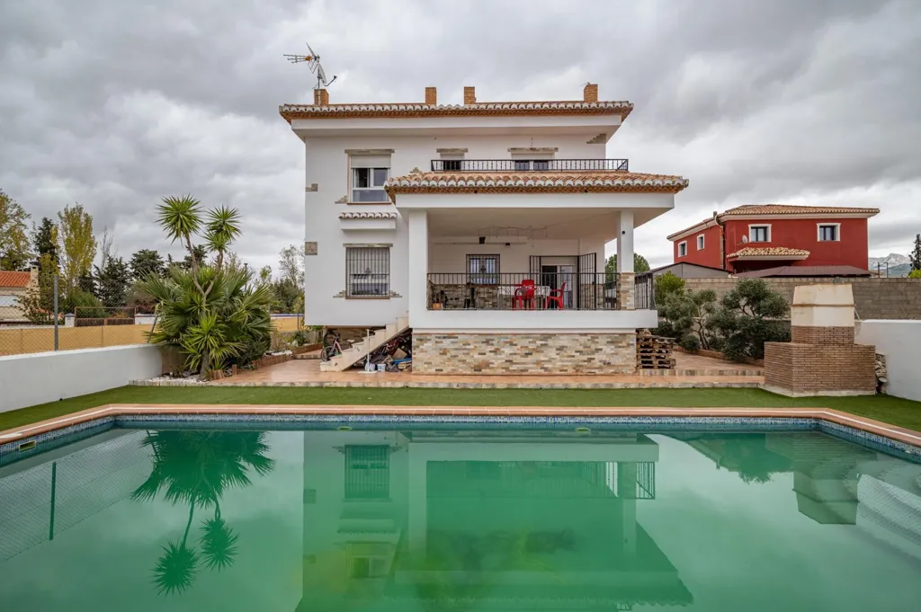Bassein - Chalet with Pool and Terrace in Otura