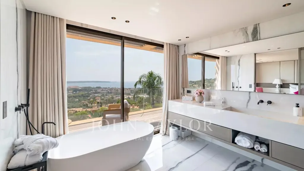 Salles de bain - Villa Luxueuse avec Vue Mer à Golfe-Juan