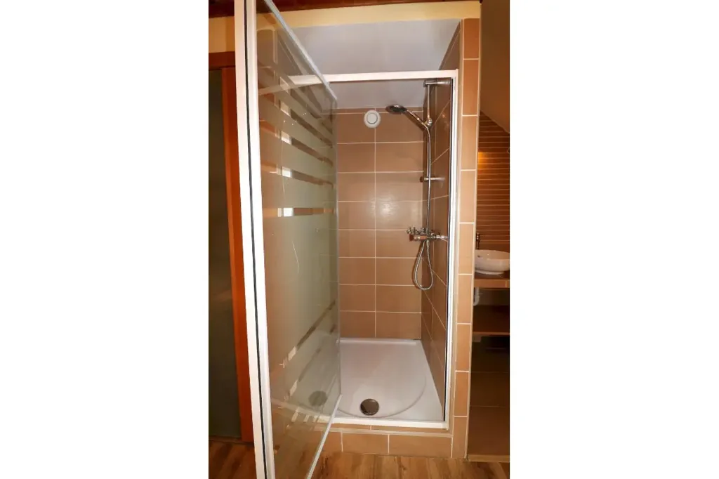 Salles de bain - Maison Rénovée avec Jardin et Terrasse à Auderghem