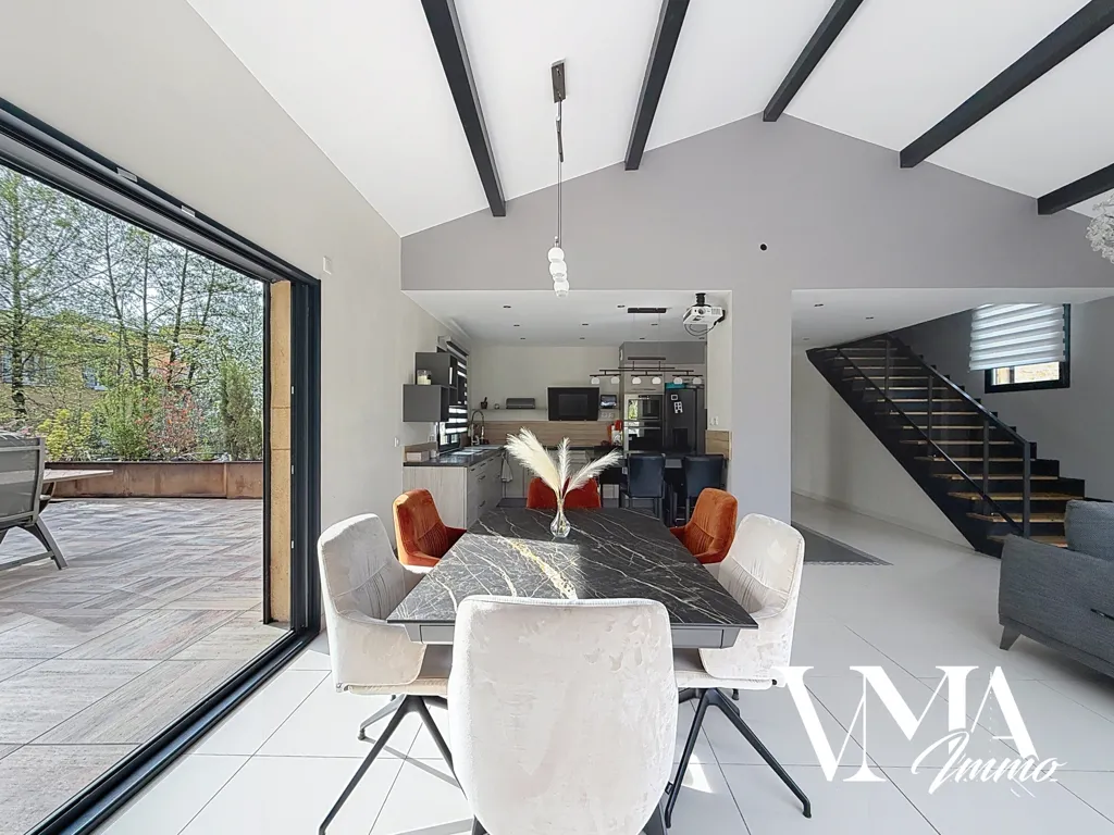Salle à manger - Villa Familiale avec Jardin dans le Secteur Pierres Dorées