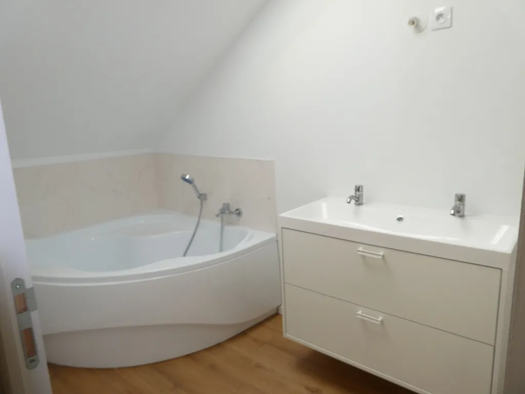 Salles de bain - Villa Authentique avec Jardin à Féricy