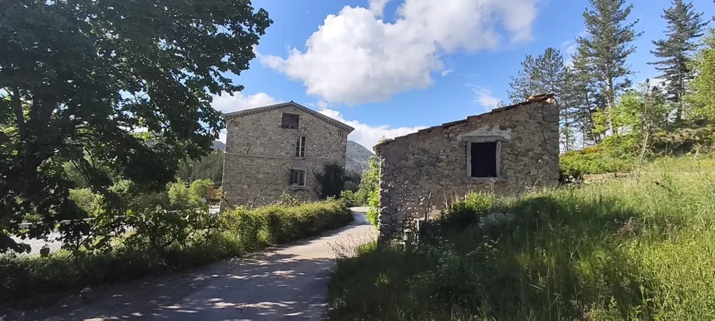 Extérieur - Domaine avec Moulin et 17 Hectares à Barrème