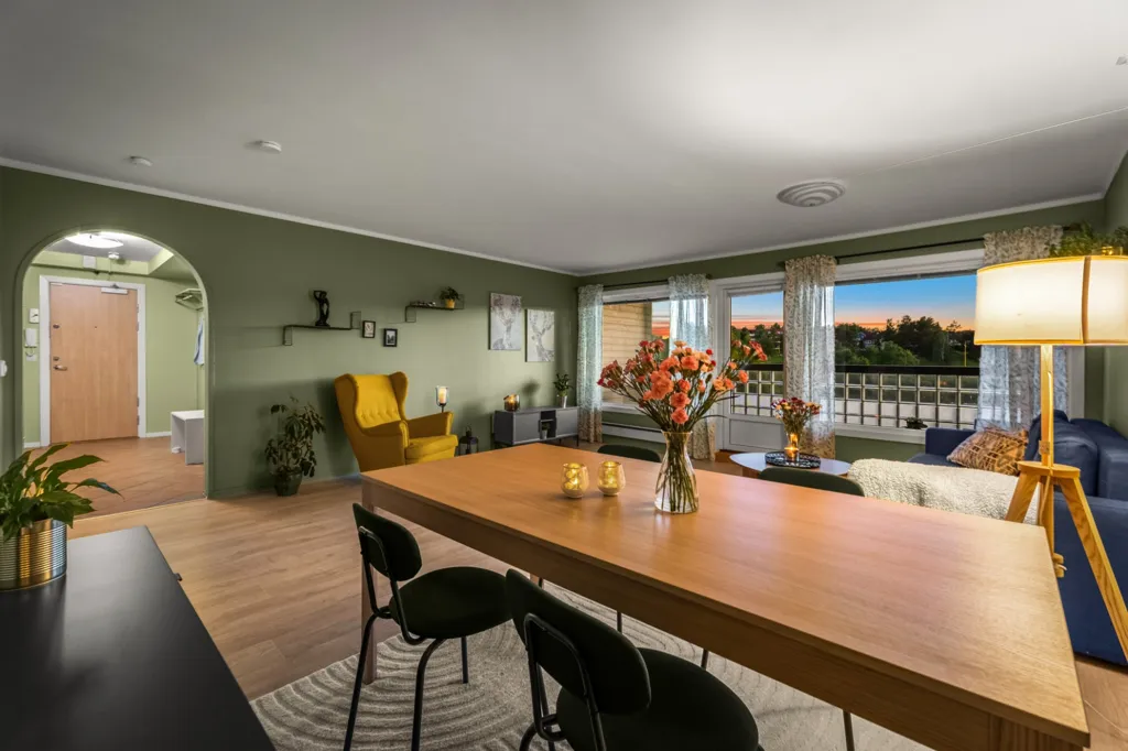 Sala da pranzo - Spacious 3-Bedroom Flat with Balconies in Furuset