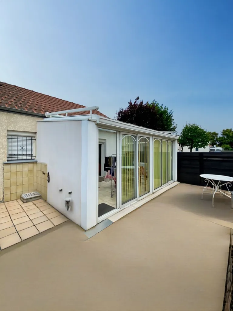Terrass - 2-Bedroom House with Garden in Brie-Comte-Robert