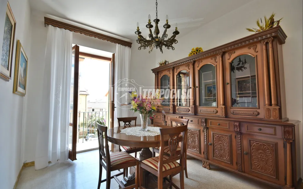 Dining Room - Spacious Flat with Mountain View in Osimo