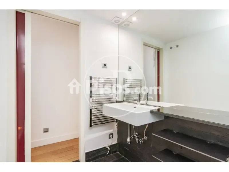Bathrooms - Modern Apartment with Balcony Views in Madrid Centre