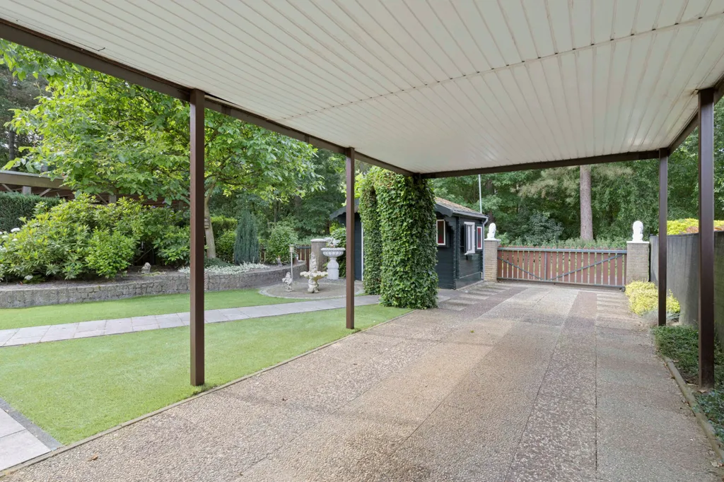 Garaaž - Bungalow with Garden at Bosrand, Grubbenvorst