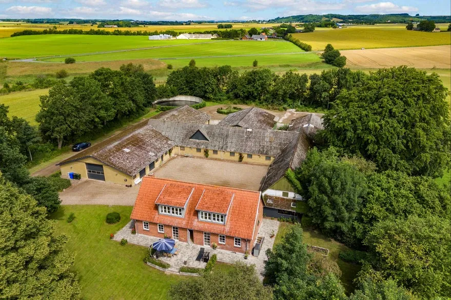 Vue aérienne - Mixed-Use Property with Lake in Rural Setting