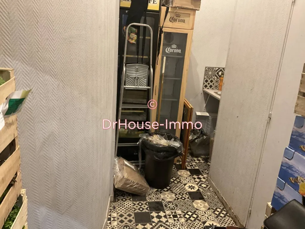 Utility Room - Shop with Basement in Paris 18th