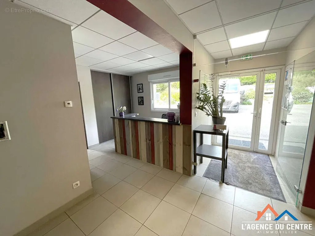 Esik - Mixed-Use Property with Garden in Guitrancourt