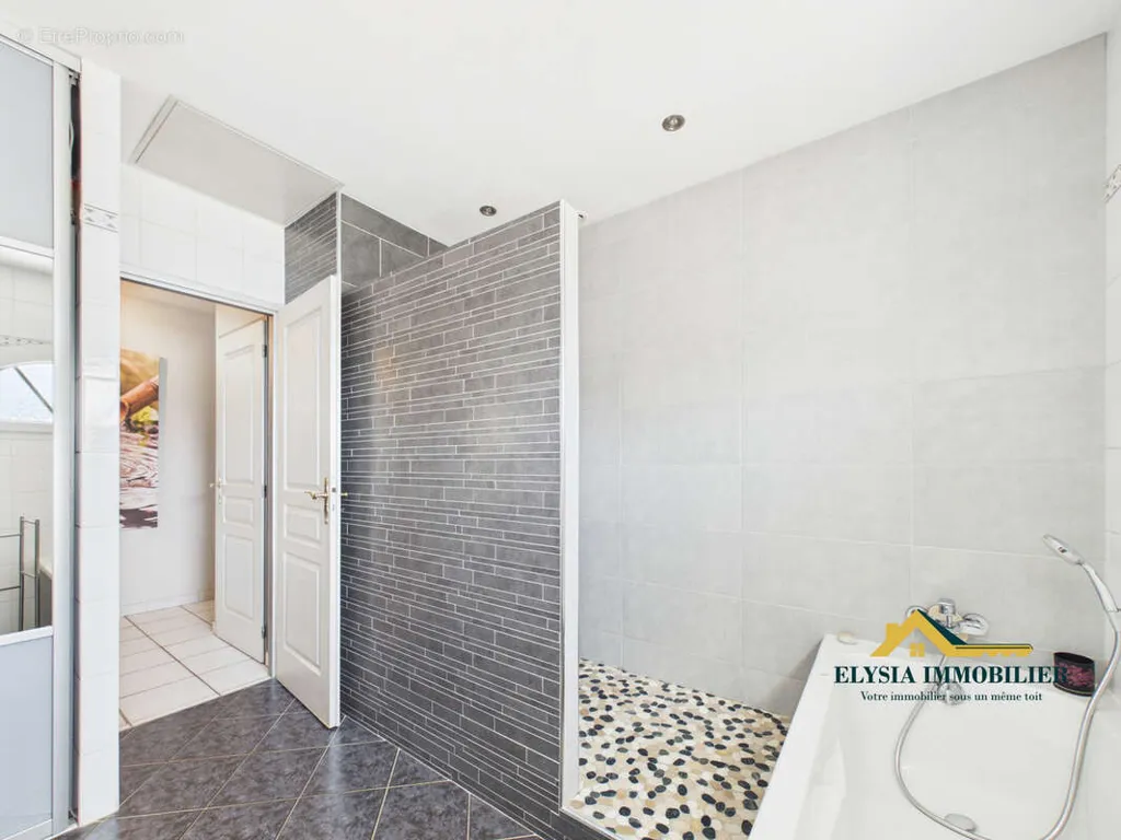 Salles de bain - Maison Luxueuse avec Terrasse à Ludres