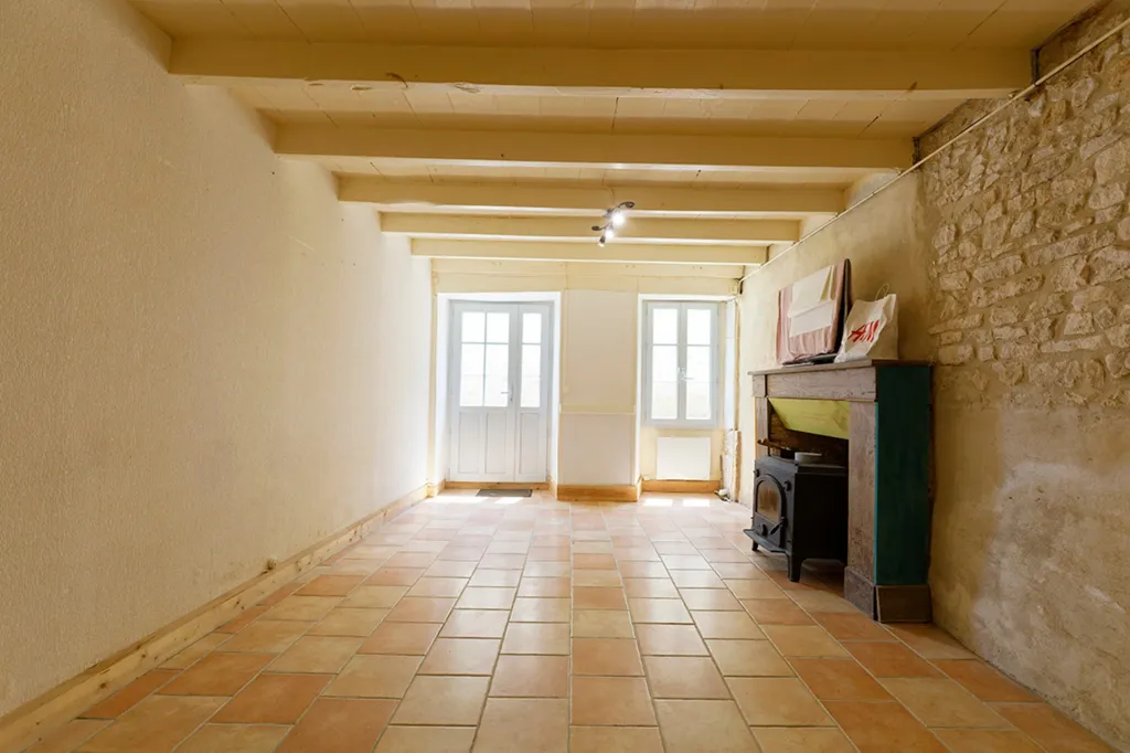 Rooms - Village House with Courtyard in Varaignes