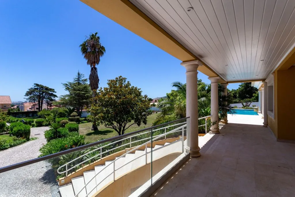 Terrace - Luxury Villa with Pool in Rio de Mouro
